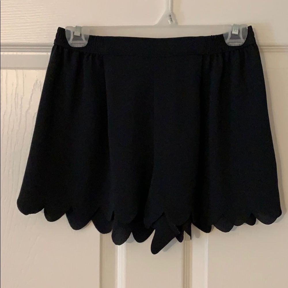 Scallop black shorts